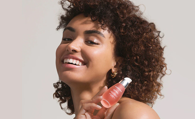 Gözenek görünümü azaltırken cildin daha aydınlık olmasını sağlar.