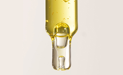 Cildi yatıştırır ve yorgun görünümü giderir.