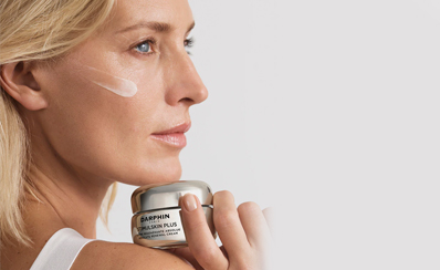 Göz bölgesini aydınlatır ve nemlendirir.