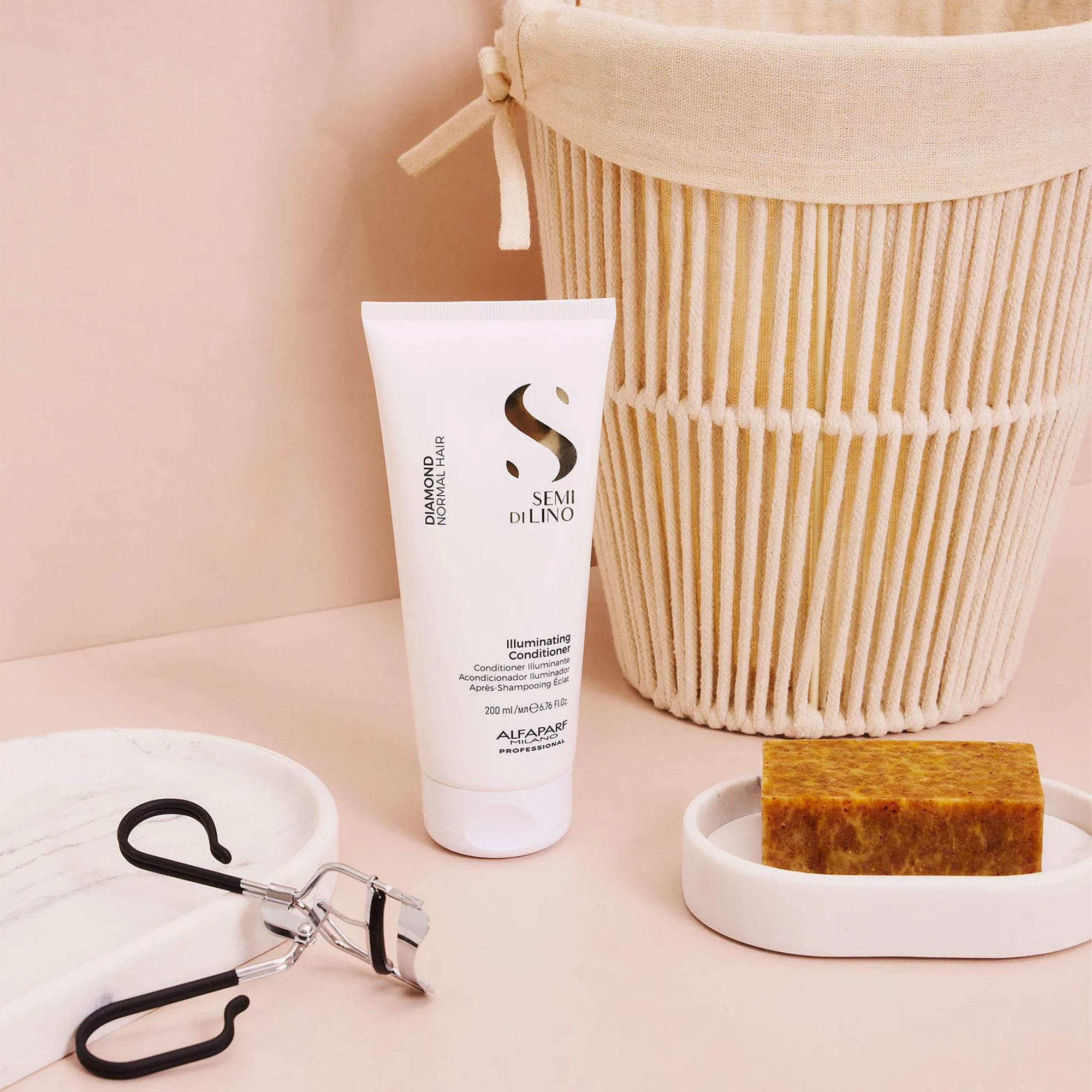 Alfaparf Semi Di Lino Diamond Illuminating Conditioner 200 ml - Parlaklık ve ışıltı sağlayan saç kremi, saçı besler