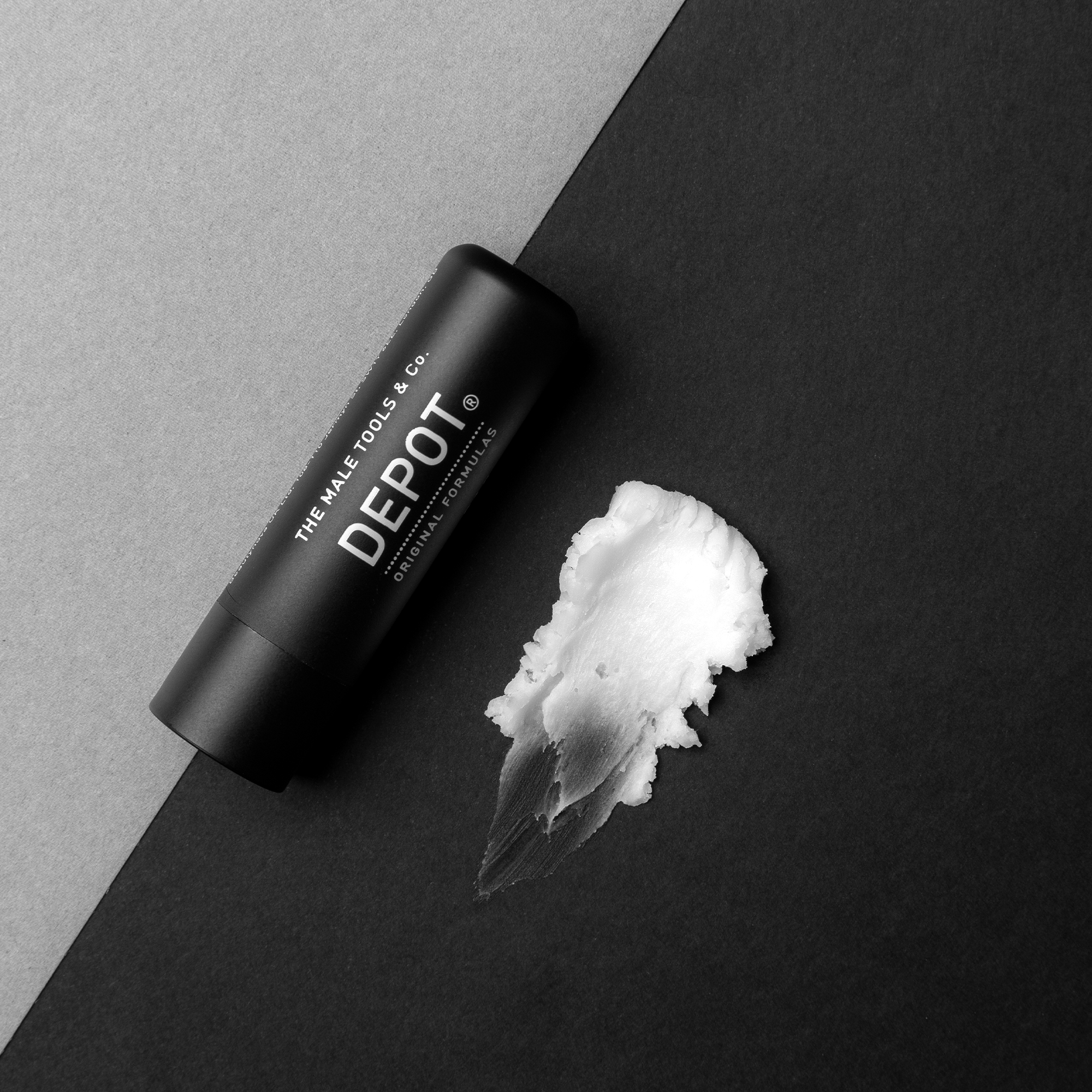Depot No. 810 Lip Balm 5 g - Kuru dudaklar için yoğun nemlendirici ve onarıcı dudak balmı.
