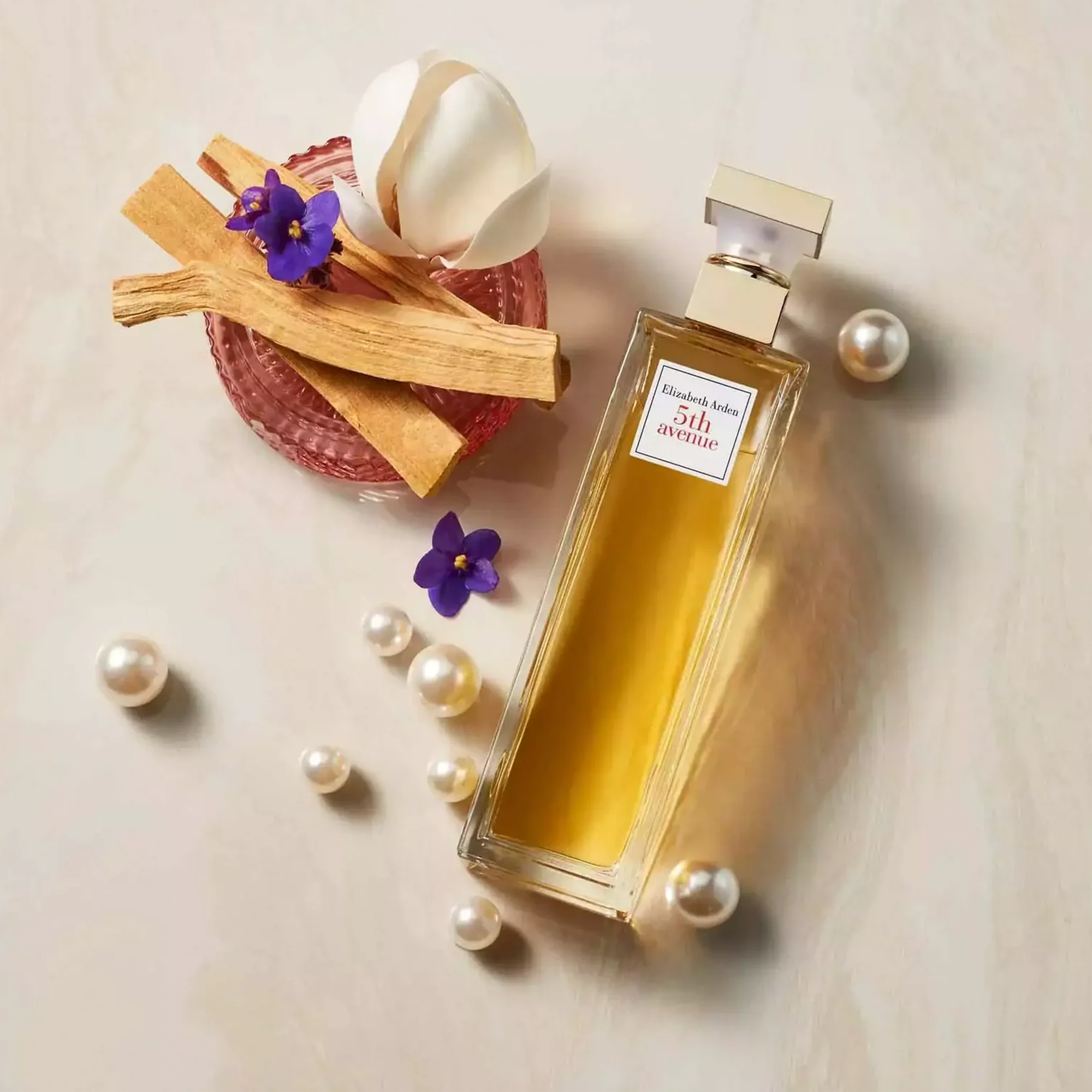 Elizabeth Arden 5th Avenue Edp Kadın Parfüm 125 ml - Şehre ve şıklığa ilham veren, feminen ve sofistike bir parfüm.