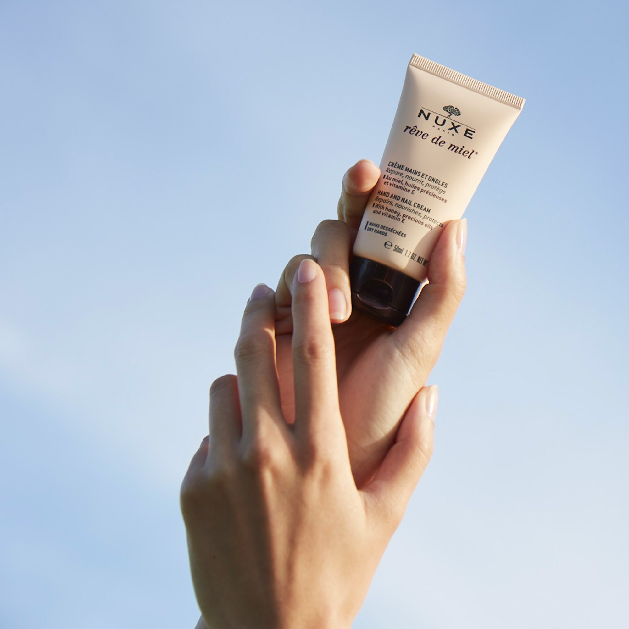 Nuxe Reve De Miel Hand and Nail Cream El ve Tırnak Bakım Kremi 50 ml - El ve tırnakları besleyip koruyan, yumuşaklık sağlayan el kremi