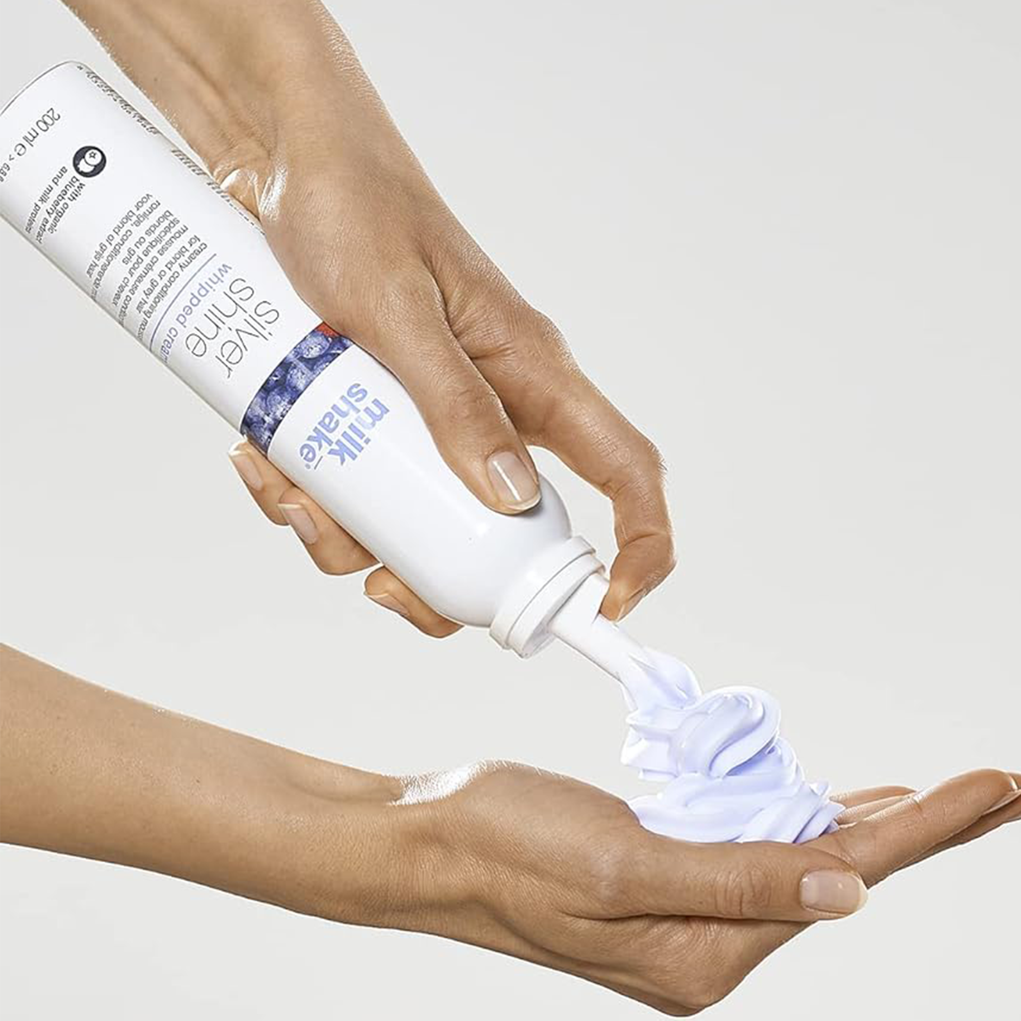 milk_shake Silver Shine Conditioning Whipped Cream 200 ml – Gri ve platin saçları besleyen, nemlendirici ve yumuşatıcı etkili whipped cream formül.