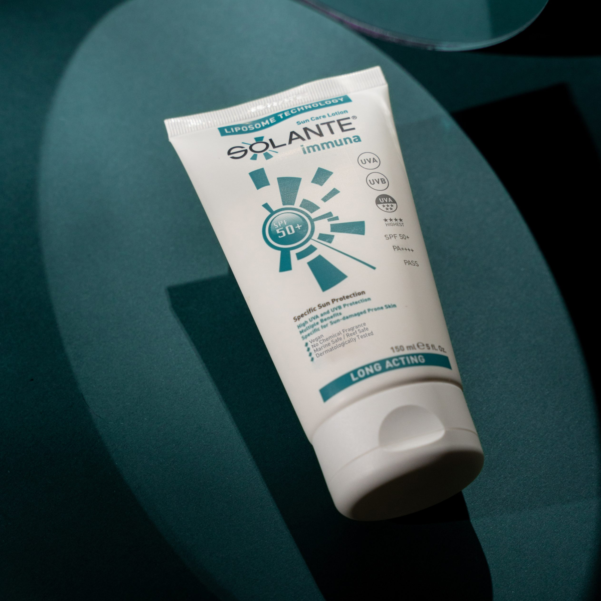 Solante Immuna SPF 50+ Güneş Losyonu 150 ml - Ciltteki hassasiyeti önleyerek etkin güneş koruması sunar.