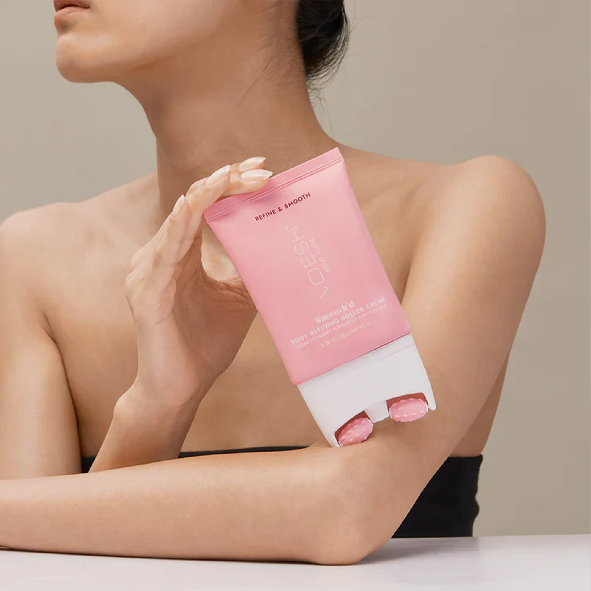 Voesh New York Smooth'D Body Refining Roller Krem 100 ml - Cildi nemlendirir ve ince çizgileri azaltarak sağlıklı bir görünüm sağlar.