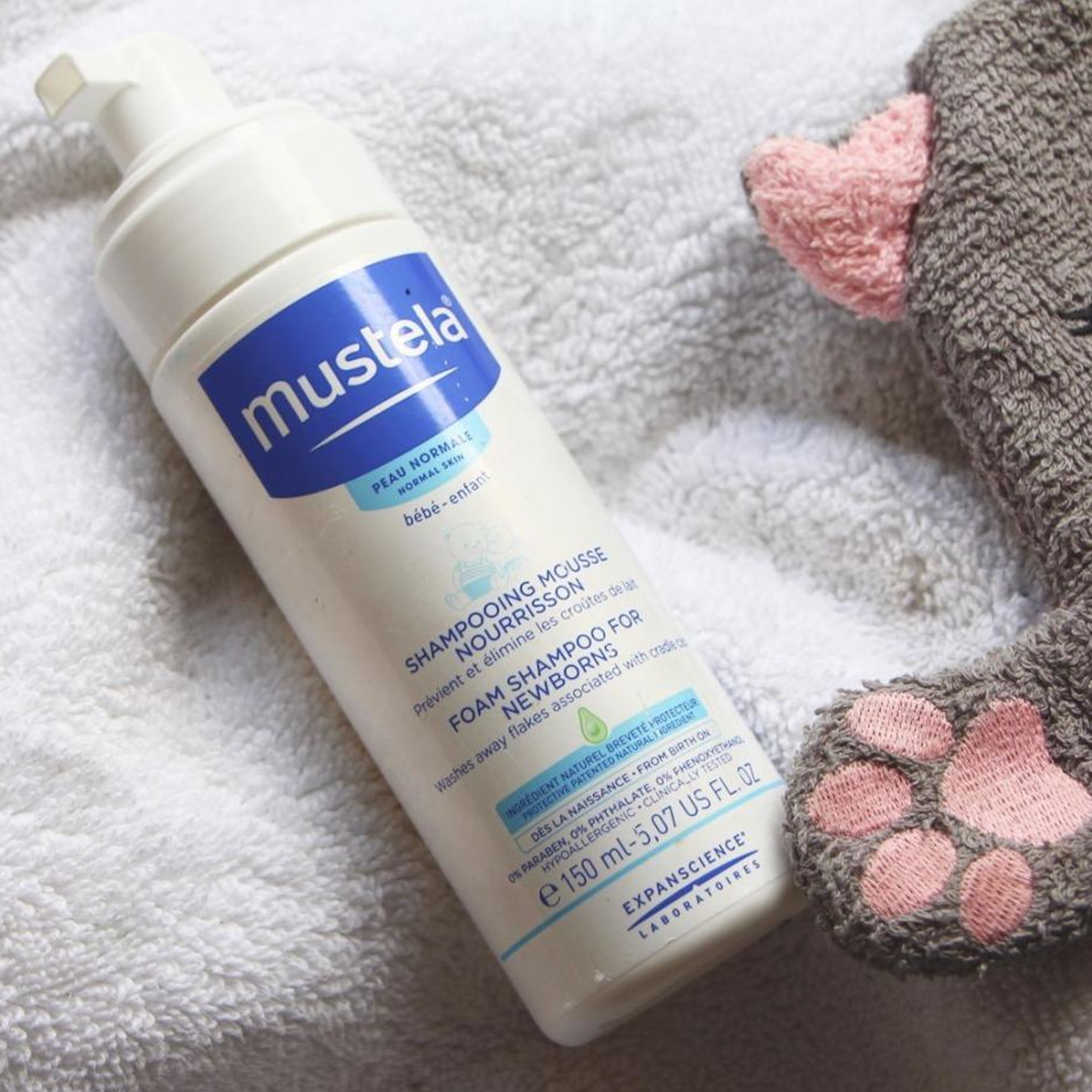 Mustela Yenidoğan Köpük Şampuan 150 ml – Konak oluşumunu önlemeye yardımcı, dermatolojik olarak test edilmiş bebek şampuanı.