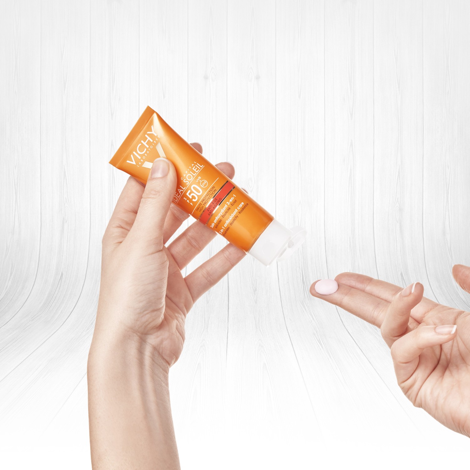 Vichy Capital Soleil SPF 50 Yaşlanma Karşıtı Yüz Güneş Kremi 50 ml - Cilt Tonunu Eşitlerken UV Işınlarına Karşı Yüksek Koruma Sağlar