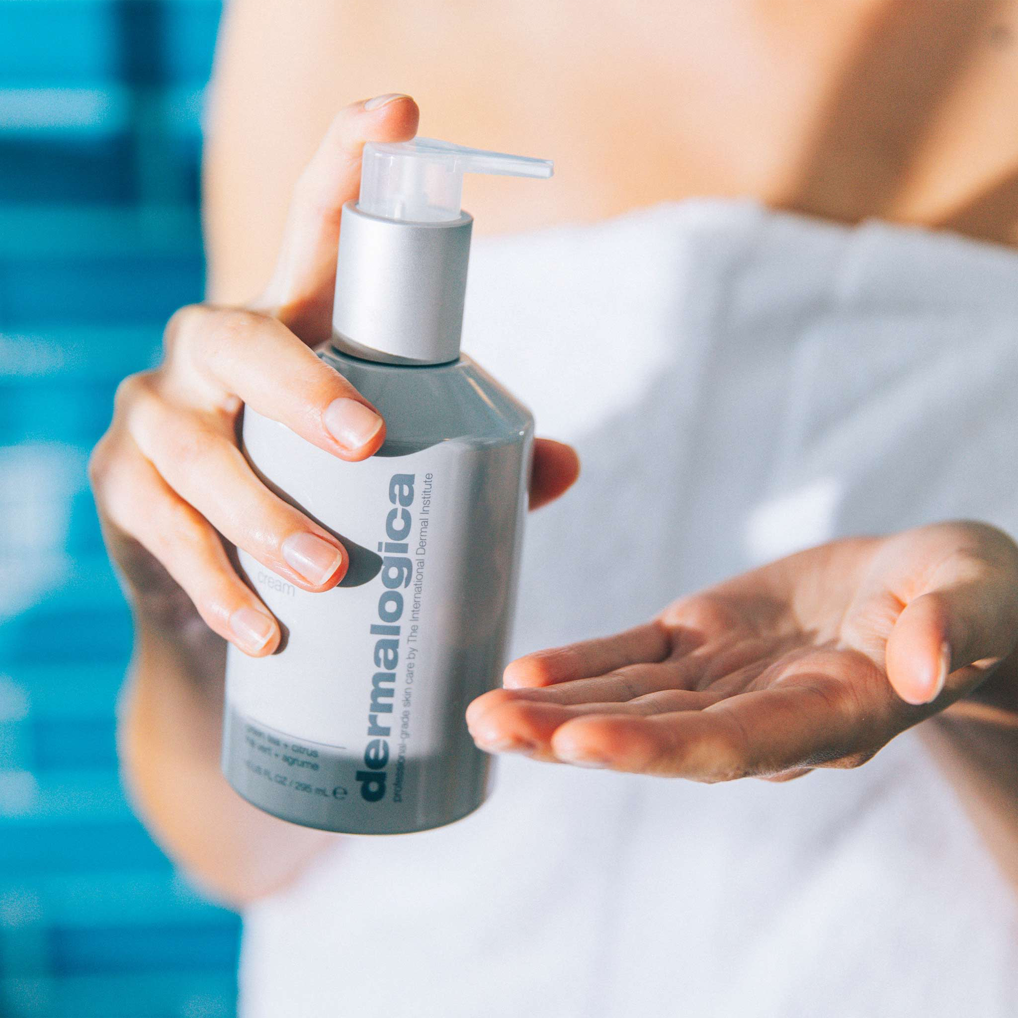 Dermalogica Body Hydrating Cream Vücut Bakım Kremi 295 ml - Cildin nem dengesini sağlar, kuru ciltleri besler ve yumuşatır.