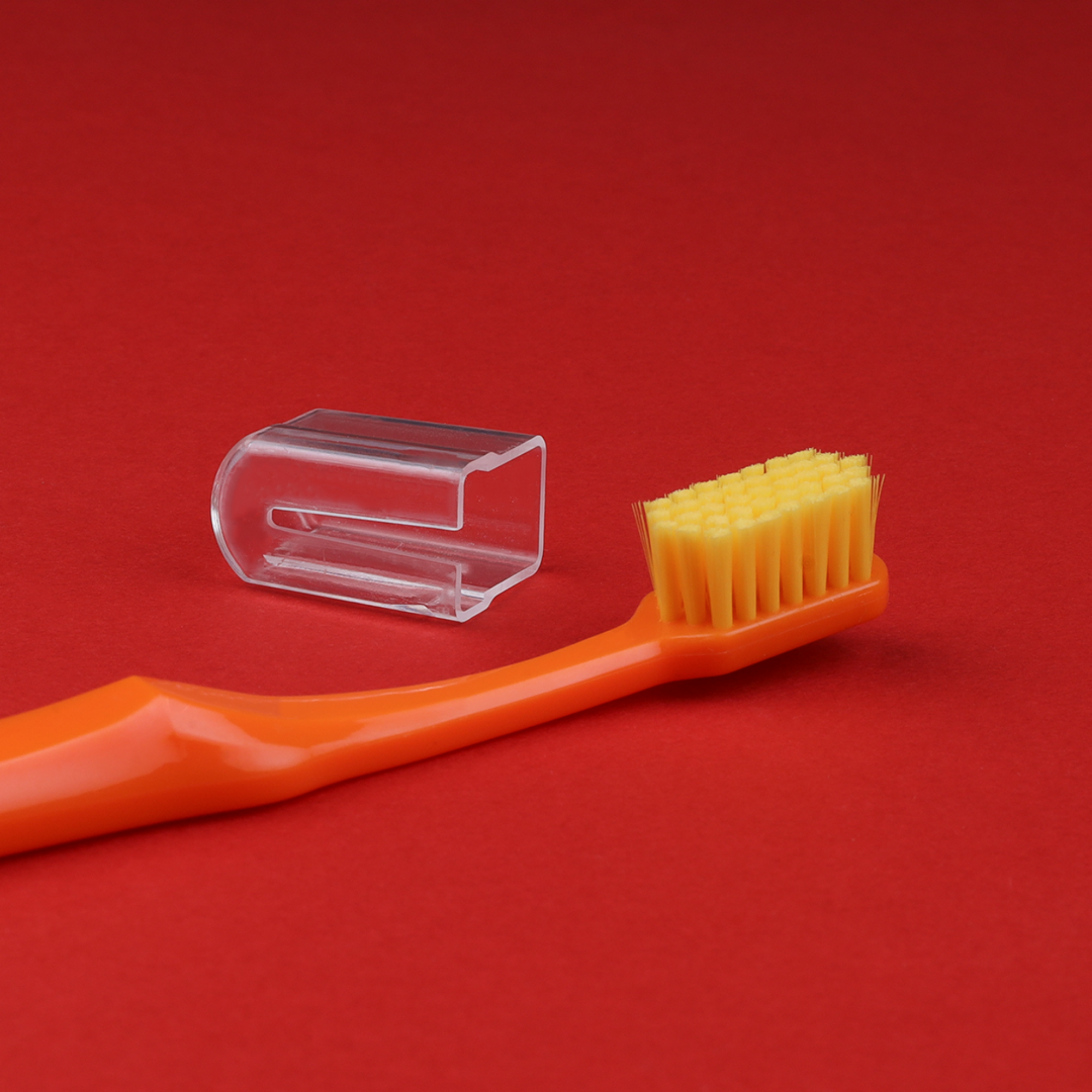 Dentiste 6580 Super Premium Yumuşak Diş Fırçası Turuncu, ergonomik sapı ve yumuşak kılları ile günlük diş bakımı için idealdir.