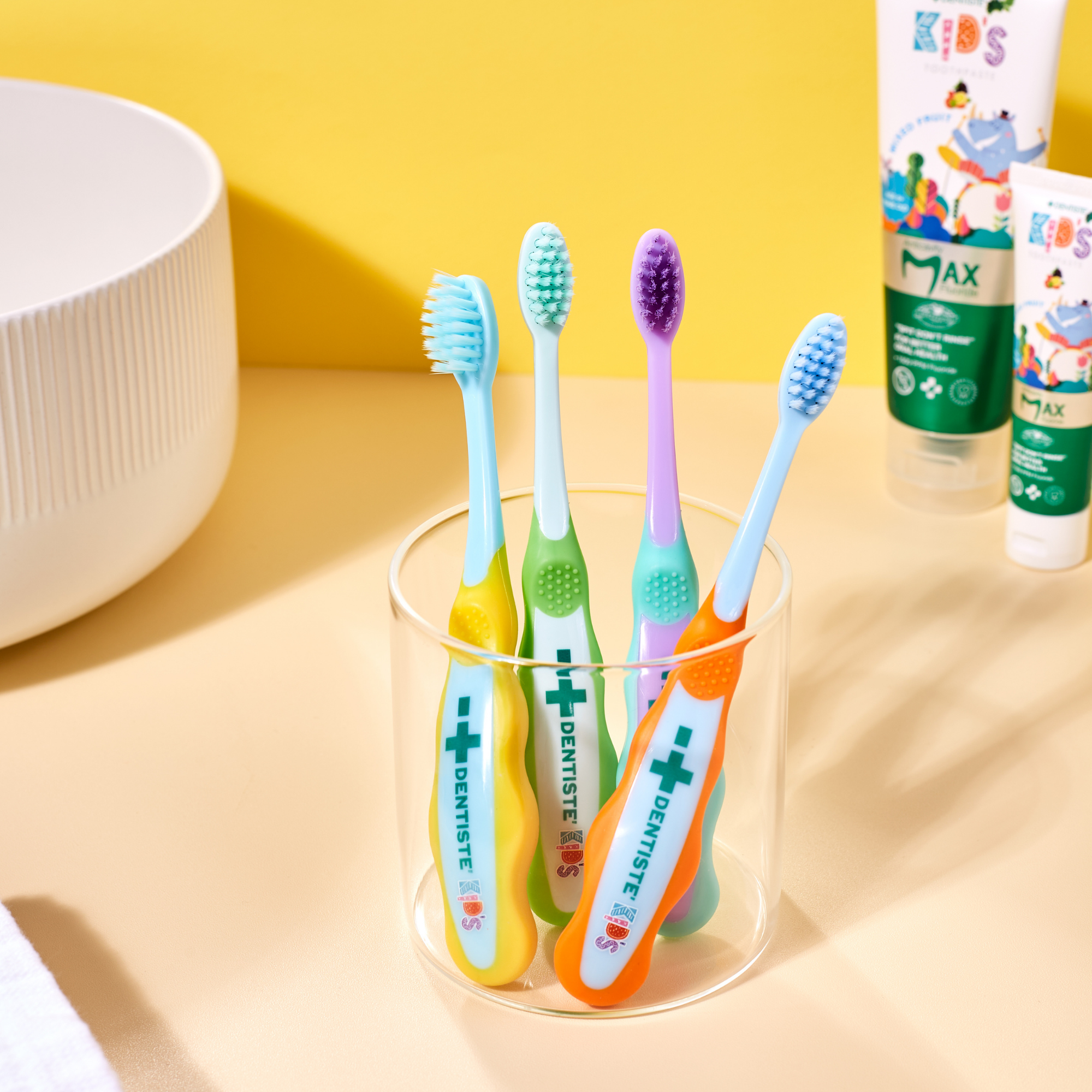 Dentiste Kids Plus White Ultra Yumuşak Çocuk Diş Fırçası +2 Yaş Mavi - Çocukların hassas diş etlerine zarar vermeden temizlik yapan, ultra yumuşak kıllara sahip mavi diş fırçası.