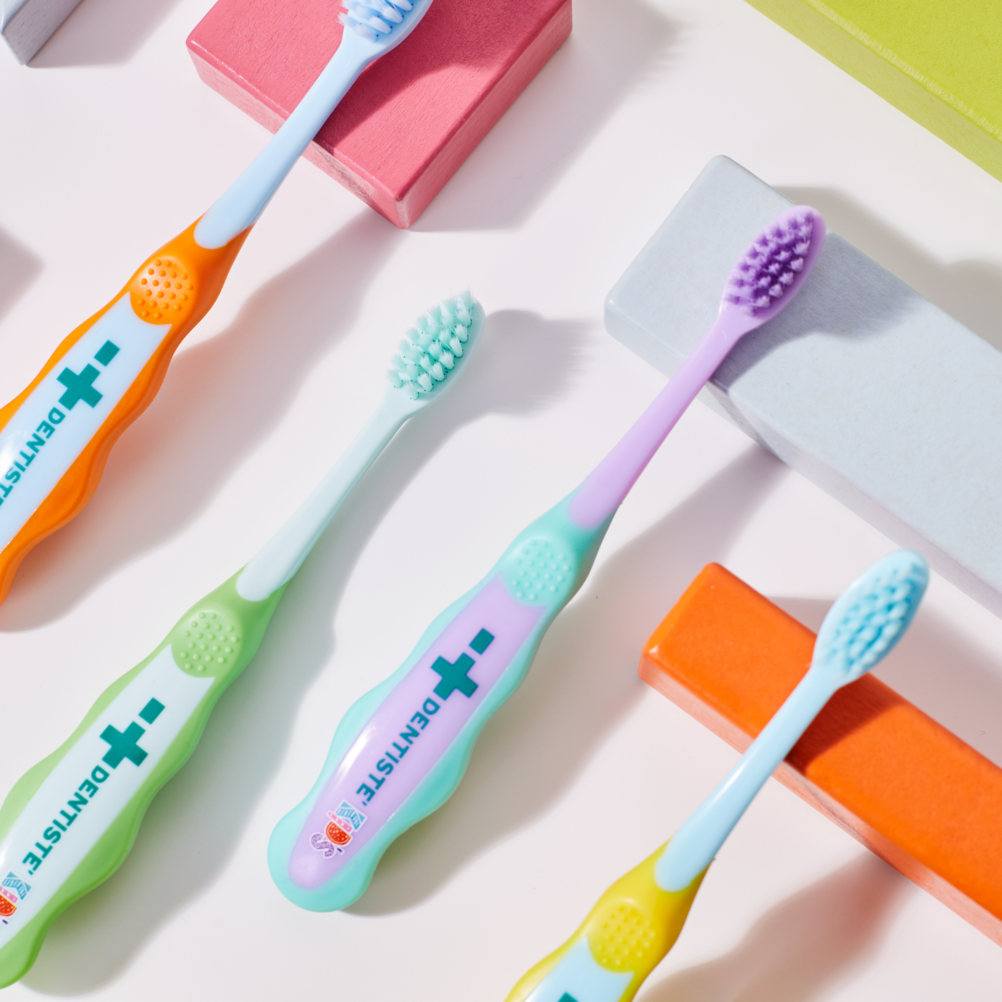 Dentiste Kids Plus White Ultra Yumuşak Çocuk Diş Fırçası +2 Yaş Mavi - 2 yaş ve üzeri çocuklar için ultra yumuşak kıllara sahip, nazik diş temizliği sağlayan mavi renkli diş fırçası.