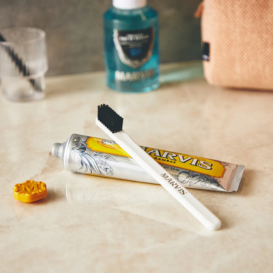 Marvis Toothbrush White Soft Diş Fırçası - Yumuşak kıllarıyla dişleri nazikçe temizleyen, kaliteli beyaz diş fırçası